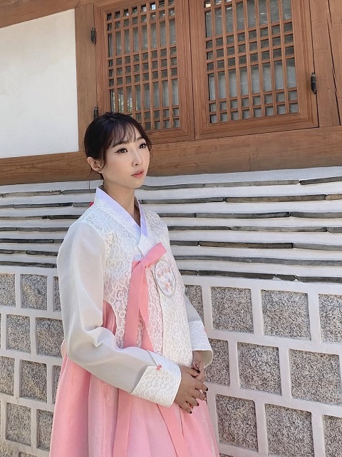 Gong Minji in Traditional Korean Clothes