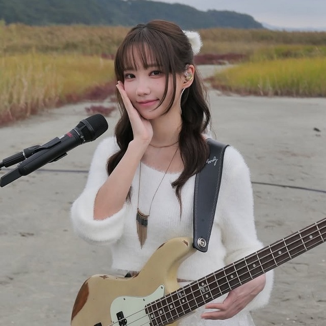 Magenta - The bassist of QWER band