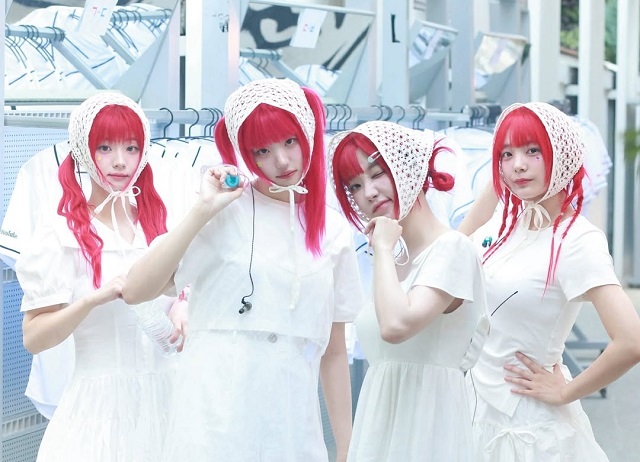 QWER Korean idol band photo