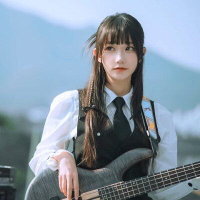 Magenta | Lee Ah-hee (이아희) – The Bassist of QWER